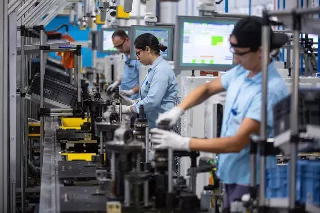 Auxiliar de Produção - Primeiro Turno (R$ 2.145,00) - Vagas de emprego: Curitiba, PR e Região 2 Confidencial