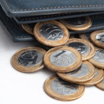 As pessoas que se especializam, pesquisam ou colecionam cédulas, moedas e medalhas são chamadas de numismatas.