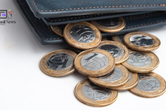 As pessoas que se especializam, pesquisam ou colecionam cédulas, moedas e medalhas são chamadas de numismatas.