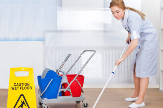 Auxiliar de limpeza – Salario R 186500 – Empregos em.jpg