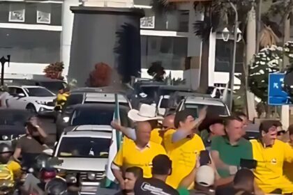 Bolsonaro e ovacionado por apoiadores ao ser recebido no interior.jpg