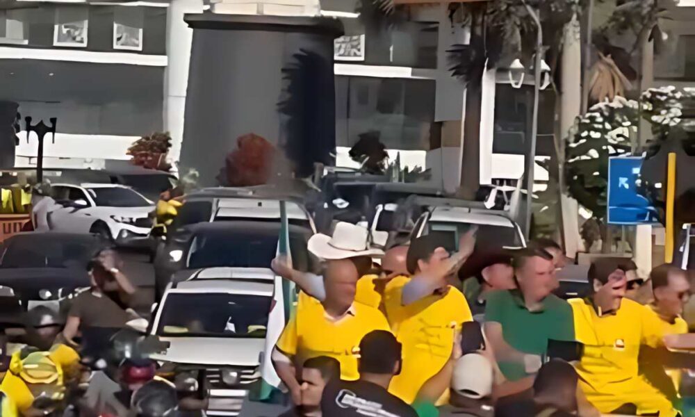 Bolsonaro e ovacionado por apoiadores ao ser recebido no interior.jpg