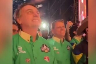 Bolsonaro e recebido com fogos em Festa do Peao de.jpg