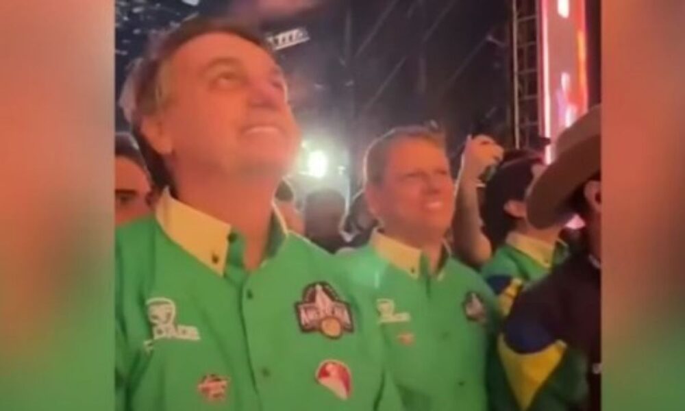 Bolsonaro e recebido com fogos em Festa do Peao de.jpg