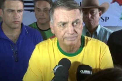 Bolsonaro se pronuncia para multidao e ‘detona Lula ‘nao aguentamos.jpg