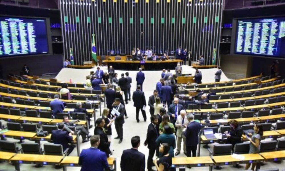 Camara aprova urgencia em projeto que facilita suspensao de mandato.jpg