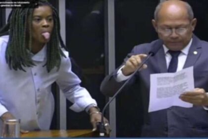 Deputada petista mostra a lingua para deputado do PL que.jpg