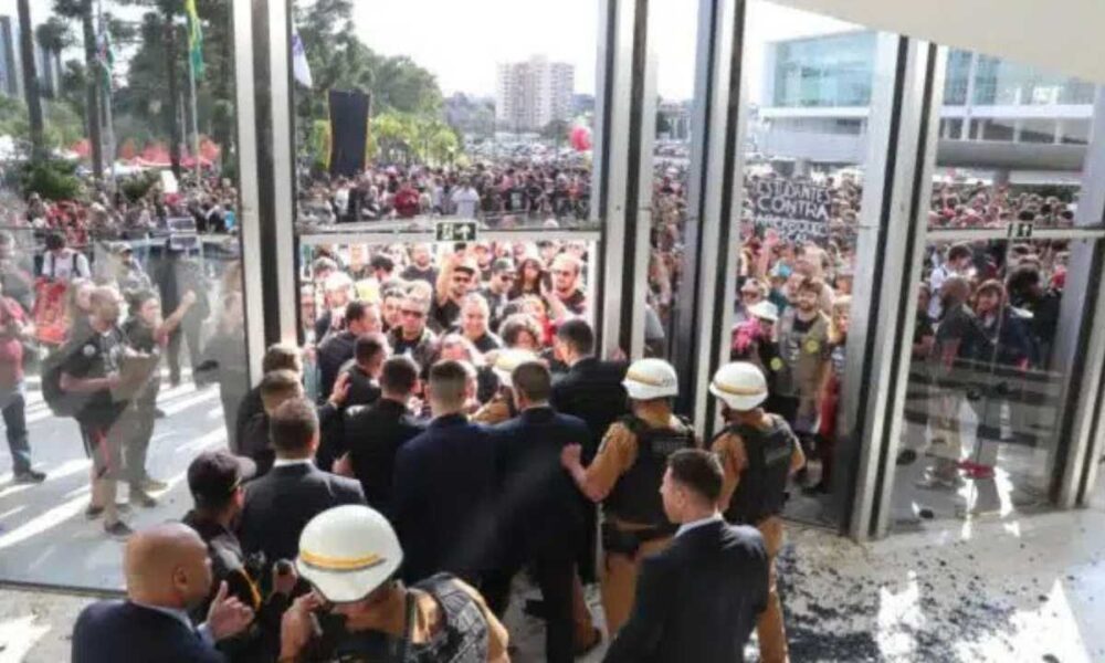 Deputado que invadiu igreja esta coordenando invasao na Assembleia Legislativa.jpg