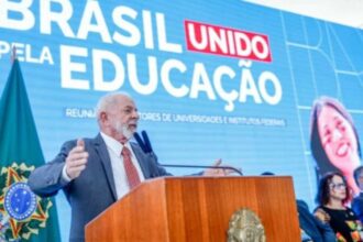 Greve Professores criticam Lula por reunir se apenas com reitores.jpg