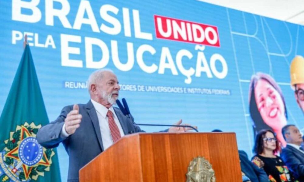 Greve Professores criticam Lula por reunir se apenas com reitores.jpg