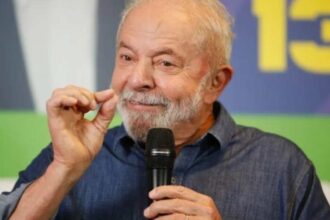 Lula vai a ato do PT em BH mas afaga.jpg