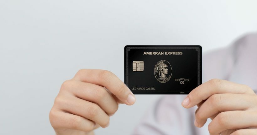 Mãos segurando o Centurion Card, o cartão mais caro e exclusivo da American Express 