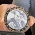 Bolsonaro presenteia Milei com medalha de imbrochavel em SC.jpeg