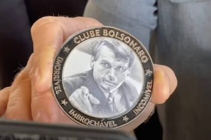 Bolsonaro presenteia Milei com medalha de imbrochavel em SC.jpeg