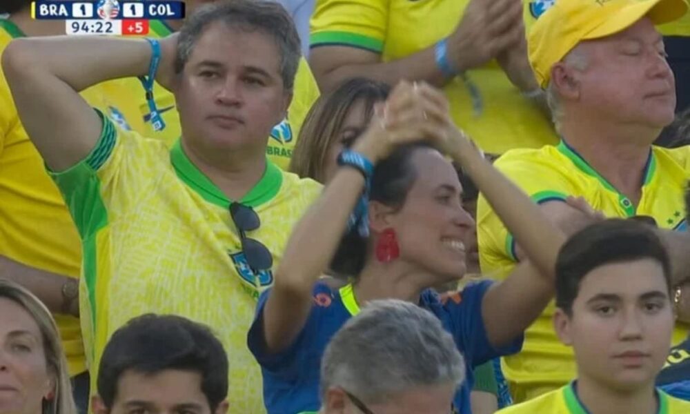 Deputado e senador sao flagrados assistindo a jogo do Brasil.jpg