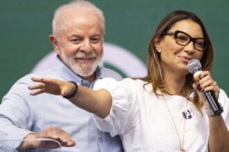 Em Paris Janja diz que Lula tirou 24 milhoes de.jpg