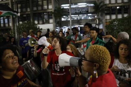 Estudantes da UERJ protestam contra exclusao de 12 Mil alunos.jpg