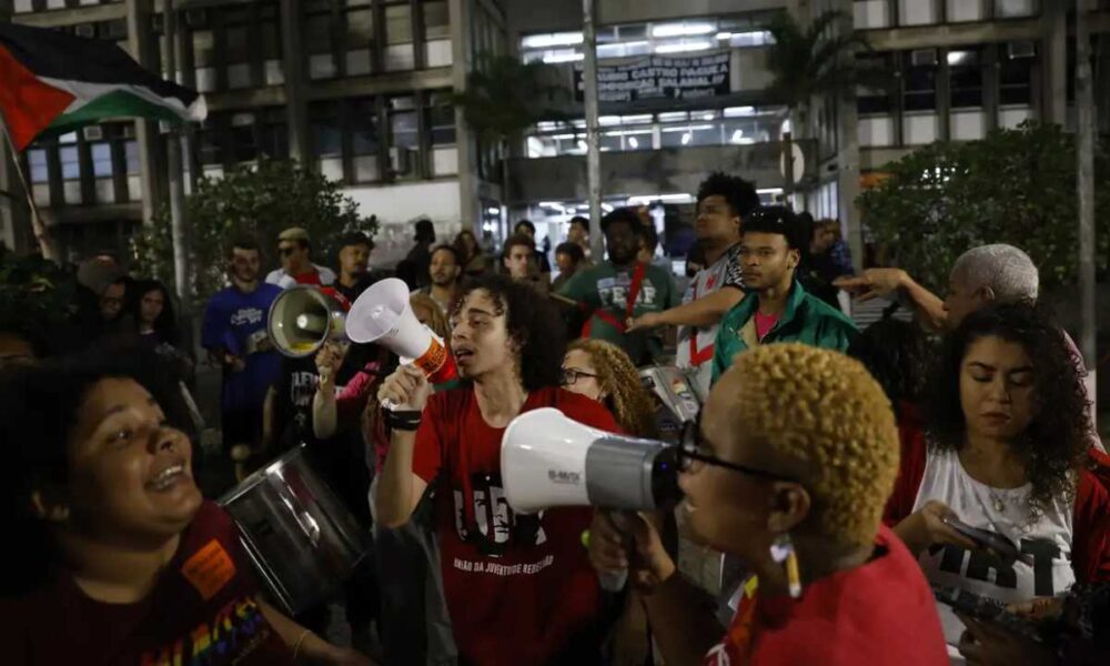 Estudantes da UERJ protestam contra exclusao de 12 Mil alunos.jpg