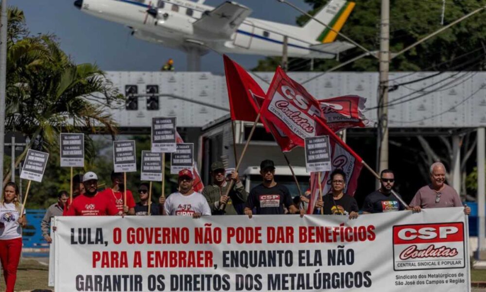 Lula visita Embraer e encontra metalurgicos em greve.jpg