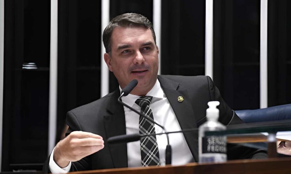 Montanha pariu um rato diz Flavio Bolsonaro sobre audio de.jpg