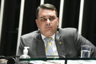 Perseguicao descarada reclama Flavio apos indiciamento de Bolsonaro.jpg
