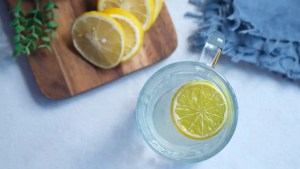 A água com limão é realmente boa para a sua saúde? A nutricionista lista 5 benefícios da bebida