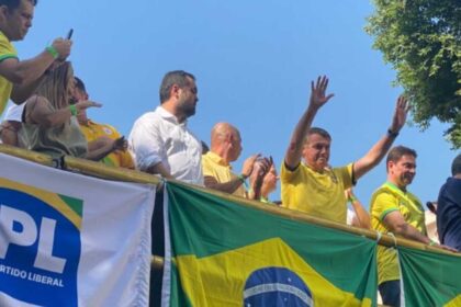 Sob gritos de ‘volta Bolsonaro ex presidente encontra apoiadores.jpg