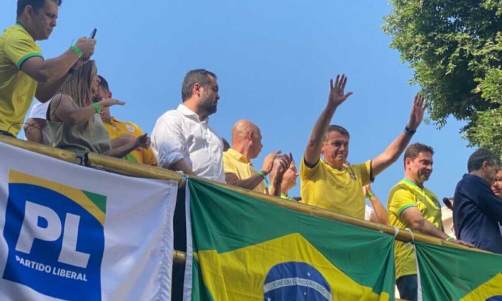 Sob gritos de ‘volta Bolsonaro ex presidente encontra apoiadores.jpg