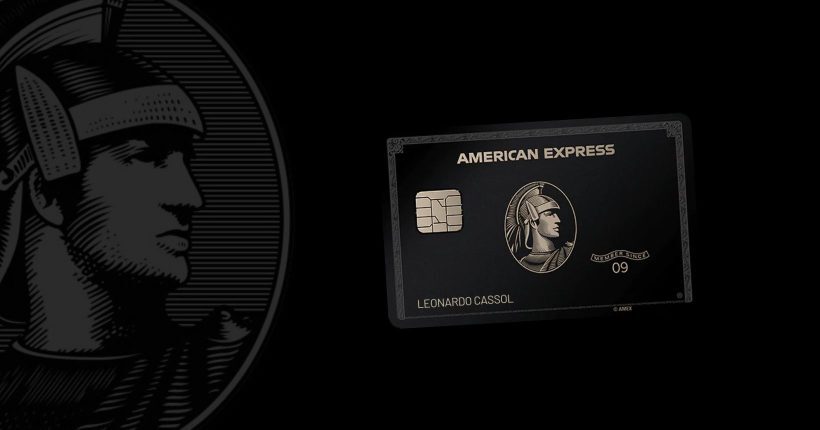 Close-up do cartão Centurion Card em titânio, com o icônico logo da American Express em destaque.