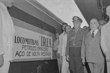 70-anos-da-morte-de-getulio-vargas-getulio-vargas-visita-a-empresa-industrias-reunidas-ferro-e-aco-no-rio-de-janeiro-imagem-da-agencia-nacional-arquivo-nacional-tvt-news