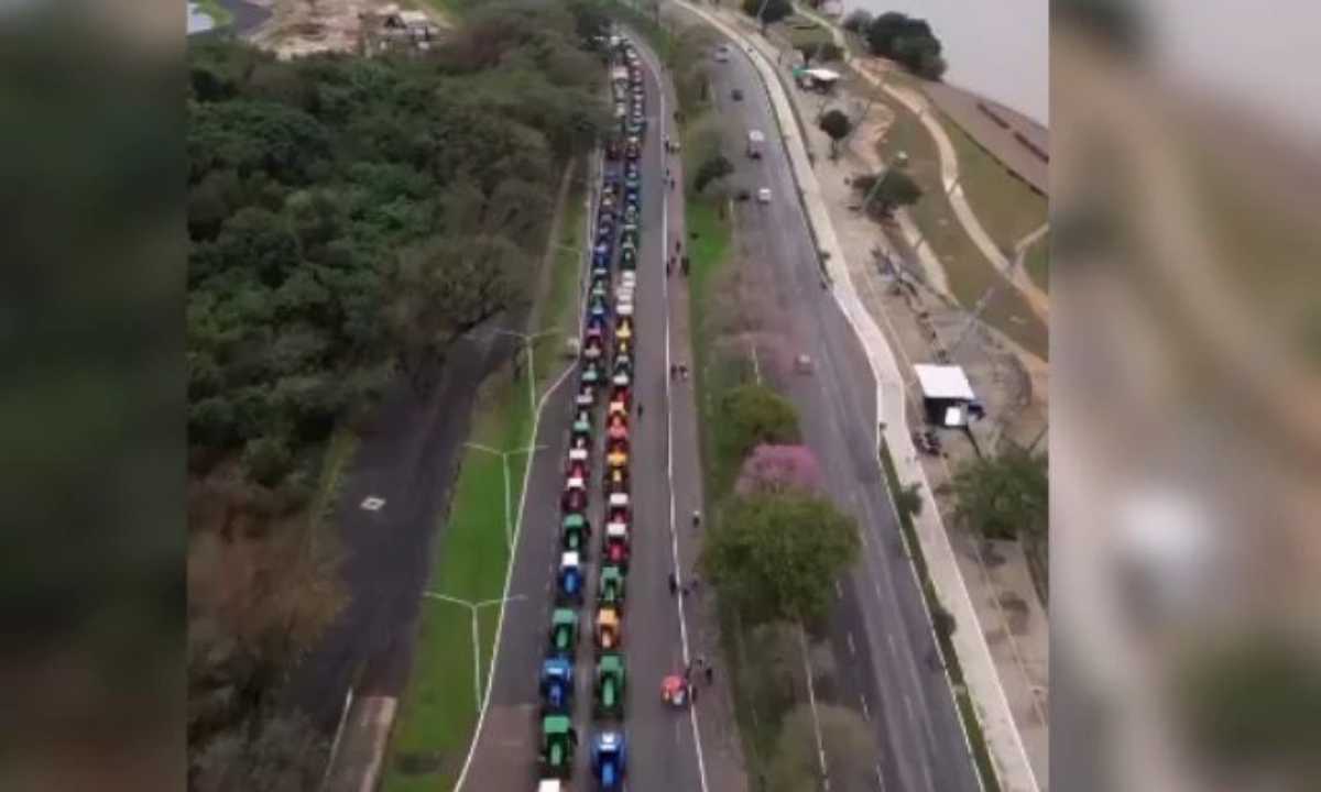 Agricultores fazem tratoraco no RS pedindo apoio do governo Lula.jpg