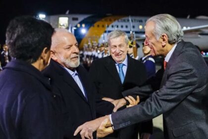 Ao chegar no Chile Lula se recusa a falar com.jpg