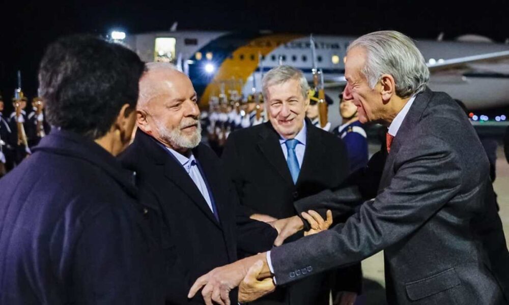 Ao chegar no Chile Lula se recusa a falar com.jpg