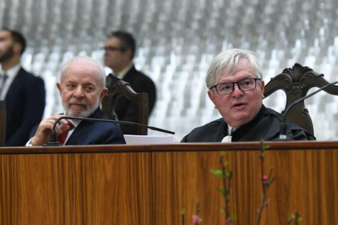 Ao lado de Lula novo presidente do STJ faz discurso.jpg