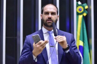 Eduardo Bolsonaro quer anular processos de Moraes contra bolsonaristas.jpg