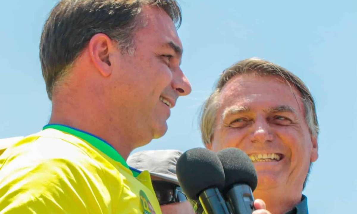 Flavio Bolsonaro homenageia o pai no dia dos pais Veja.jpg