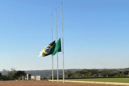 Bandeiras a meio mastro no Palácio do Alvorada, em Brasília