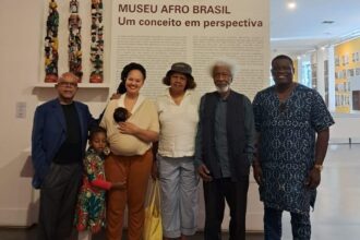 nobel-de-literatura-nigeriano-wole-soyinka-visita-museu-afro-escritor-nigeriano-2o-da-direita-para-esquerda-e-nobel-de-literatura-e-defensor-dos-direitos-humanos-tvt-news