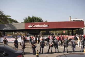 santander-usa-violencia-em-protesto-pacifico-de-bancarios-contra-a-terceirizacao-santander-tera-uma-resposta-a-altura-nao-vamos-recuar-afirma-dirigente-tvt-news