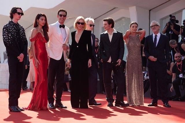 veja-ao-vivo-noticias-do-festival-de-cinema-de-veneza-no-bom-para-todos-desta-sexta-feira-estrelas-no-tapete-vermelho-do-festival-de-veneza-foto-la-biennale-di-venezia-tvt-news