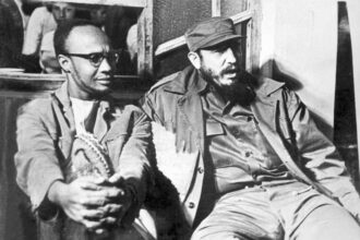 100-anos-de-amilcar-cabral-amilcar-cabral-com-fidel-castro-em-cuba-por-ocasiao-da-conferencia-tricontinental-em-1966-imagem-wikimedia-commons-tvt-news