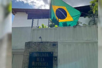 Agentes de Maduro impediram entrada de comida em embaixada sob.jpg