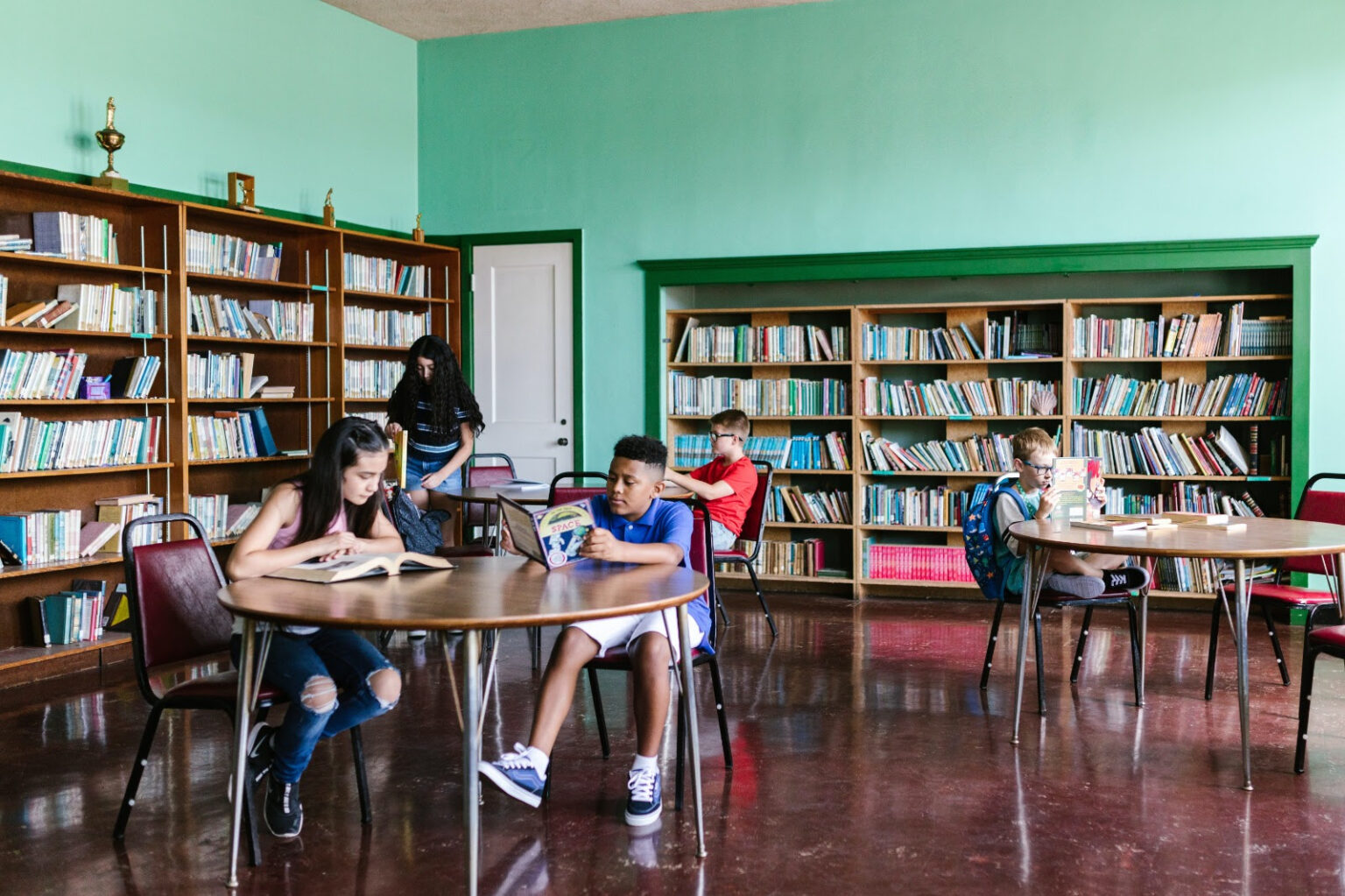 bienal-tem-campanha-a-favor-da-biblioteca-escolar-e-antirracista-campanha-em-favor-da-universalizacao-das-bibliotecas-escolares-foto-de-rdne-stock-project