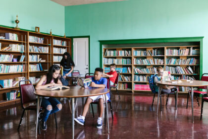 bienal-tem-campanha-a-favor-da-biblioteca-escolar-e-antirracista-campanha-em-favor-da-universalizacao-das-bibliotecas-escolares-foto-de-rdne-stock-project