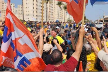 Bolsonaro e Michelle comparecem a passeata de candidata do Solidariedade.jpg