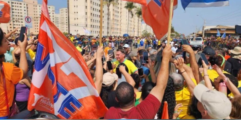 Bolsonaro e Michelle comparecem a passeata de candidata do Solidariedade.jpg