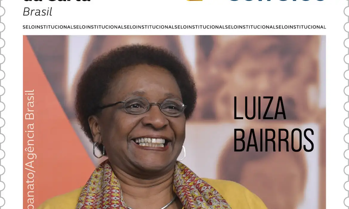 selo-em-homenagem-a-ativista-negra-selo-dos-correios-em-homenagem-a-luiza-bairros-foto-selo-sobre-foto-de-valter-campanato-agencia-brasil-correios-tvt-news