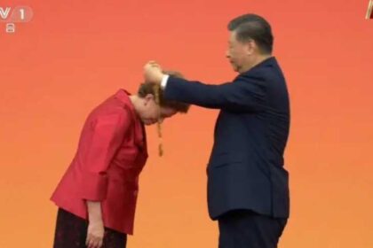 Ditador chines Xi Jinping entrega medalha a ‘velha amiga Dilma.jpg