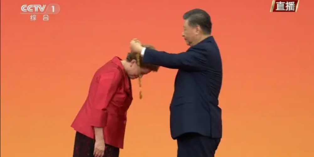 Ditador chines Xi Jinping entrega medalha a ‘velha amiga Dilma.jpg