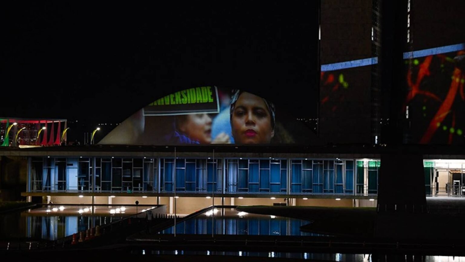 Documentário sobre direitos celebra 200 anos do Senado 1 documentario-sobre-conquista-de-direitos-celebra-os-200-anos-do-senado-projecoes-fizeram-parte-da-gravacao-do-documentario-quando-elas-se-movimentam-tvt-news